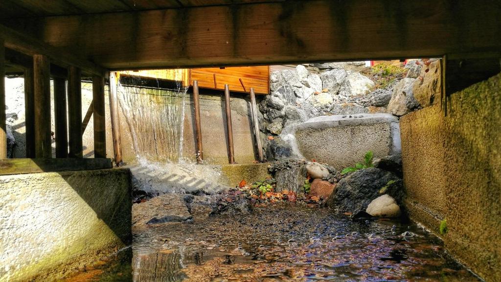 SKI-TRYGSTADBANEN, ERFARINGER MED MODELLJERNBANEN UTENDØRS Av Geir-Widar Langård Fossefall og dam Foto: Jesper Lundsgaard Andersen Dammen og fossefallet ble bygget i 2014.