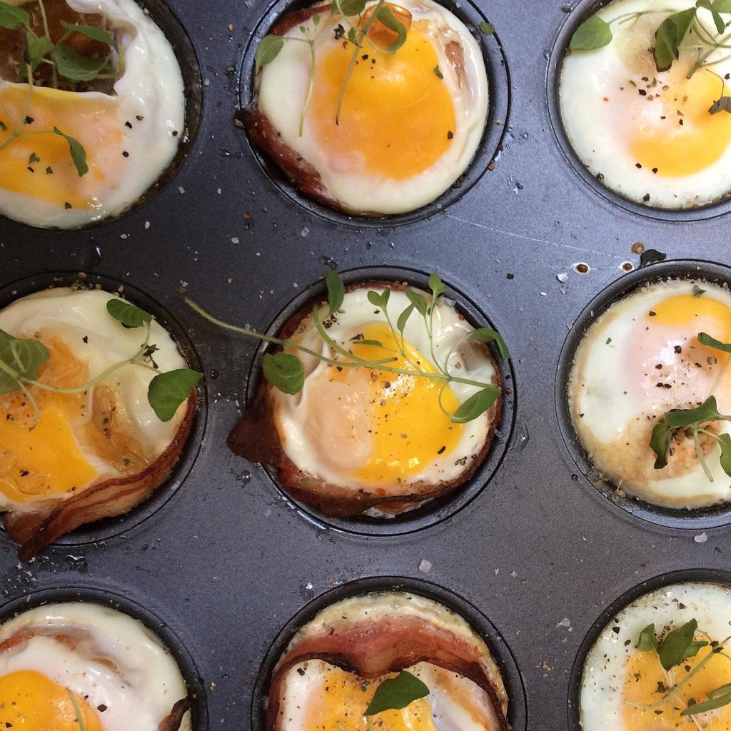 Egg-og bacon muffins Pizza: Pizza. Gjerne rester fra kvelden før eller frys ned deig når du har litt til overs. Vi pleier å kjevle ut deig til overs mellom 2 bakeark å legge bunnen i fryseren.