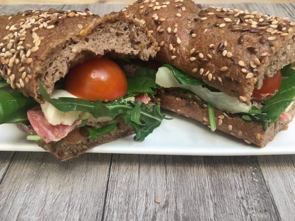 Glutenfri baguette fra Rema Toast: Jeg hadde ikke klart meg uten et toastjern i og med at vi har cøliaki i huset. Toast er enkelt og godt i matpakken.