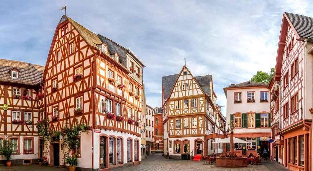 4 Dag 6 STRASBOURG (F, L, M) Vi legger til kai utenfor en av Europas vakre perler, Strasbourg. Byen er hovedby i Alsace-regionen som gjennom århundrer har vært både under fransk og tysk herredømme.