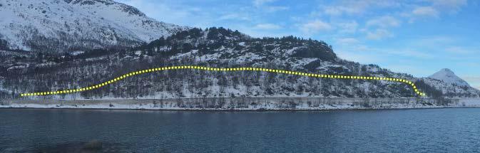 Figur 11: Foto av prosjektert bergskjæringstopp til Bergskjæring 1i Djupfest, her sett mot sørvest. Stiplet gult angir ca. plassering av bergskjæringskant. Foto: Finn Sverre Karlsen.