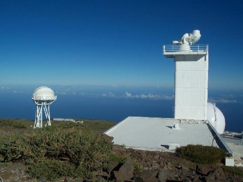 Det svenske solobservatoriet Swedish Solar Telescope SST ligger på toppen av La Palma, en av Kanariøyene med en utslukt vulkan, 2500 m høy.