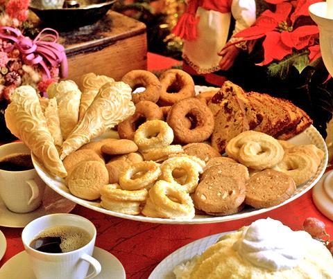 Julekaker I følge gammel tradisjon blir det ikke ordentlig jul før syv kakeslag er i boks. Denne tradisjonen startet for nesten 140 år siden, da den første norske kokeboka kom for salg.
