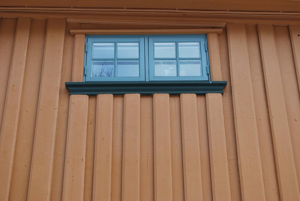 ), er det spor etter et vannbrett i samme høyde som vinduene ved siden av til venstre, slik at det sannsynligvis har vært et større vindu med åtte glass i rammen.
