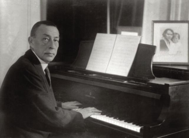 Komponistene Den russiske komponisten, pianisten og dirigenten Sergej Rakhmaninov (1 873-1 943) regnes som en av de viktigste komponistene innen senromantikken, og var også en stor klavervirtuos.