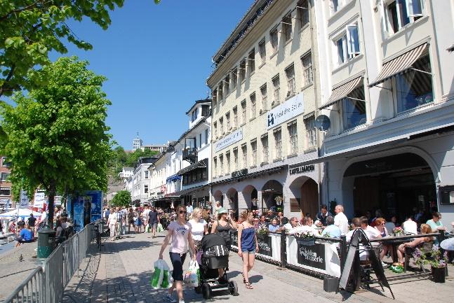 For å oppnå liv og aktivitet i sentrum, og et godt nok markedsgrunnlag for et stort tilbud av varer, tjenester og opplevelser, må mange mennesker bruke sentrum.