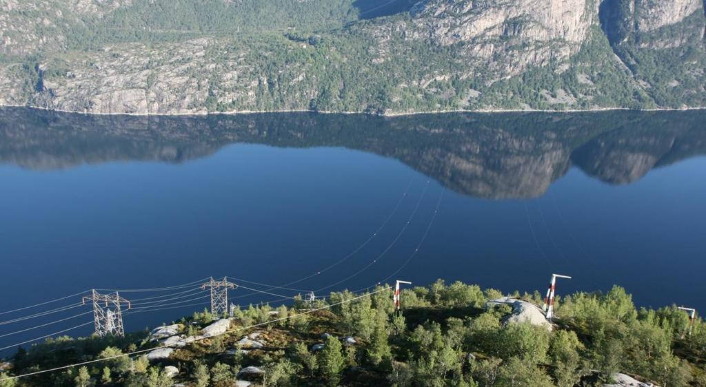 Figur 4.8. Eksisterende fjordspenn Sjohadle Mulen. Bildet tatt fra Mulen. Den vestligste (til venstre i bildet) kryssingen er 132 kv Lysebotn Tronsholen 2.