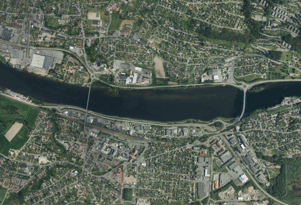 16 av 48 Figur 9: Veibruer krysser Drammenselva flere steder, her ved Mjøndalen. Store deler av den eldre industribebyggelsen ligger nær ned mot elva. Foto: Norconsult. 3.