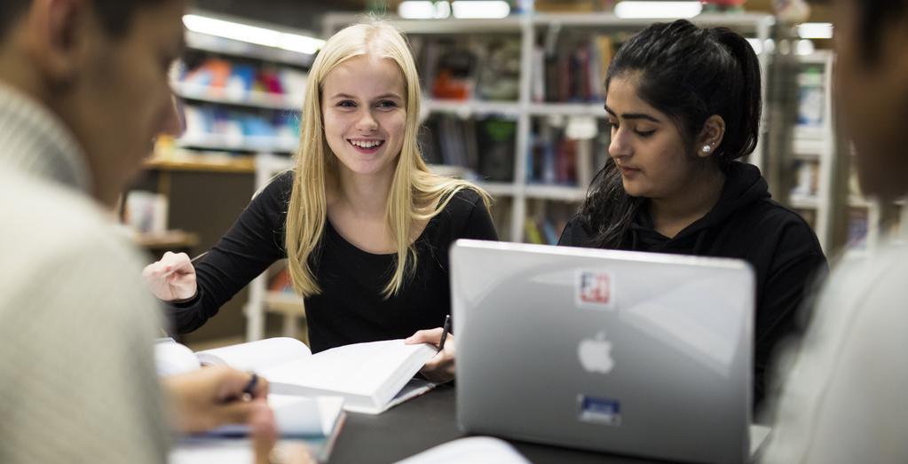 FØRSTE SKOLEUKE Vi vet at mange er veldig spente når de begynner på ny skole. Derfor har vi en litt annerledes oppstartsuke.