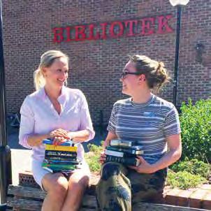 Og her kan medarbeiderne på biblioteket hjelpe deg med det meste. ta th S vs et h L ah el do gv il de M. St ores u n d - Ja. Vi pleier å kunne levere det folk ønsker seg.