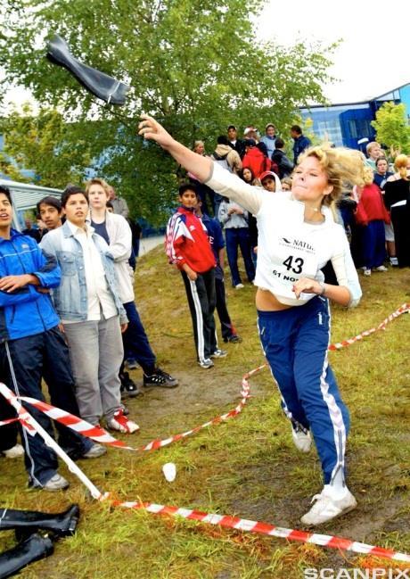 NM i støvelkasting! 1..9 Ari, Anette og far er til sammen 54 år. Anette er dobbelt så gammel som Ari og far er tre ganger så gammel som Anette. Hvor gamle er Ari, Anette og far?