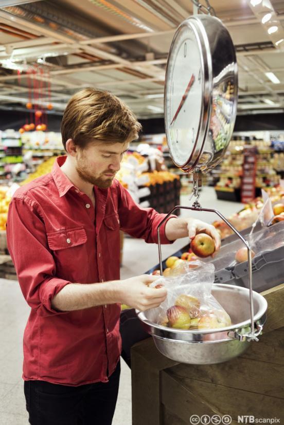 Runder opp kroner 10,75 2,2 kg 11 2 kroner 22 kroner kg Runder ned I dette eksemplet rundet vi antall kilogram epler ned til 2 kg og prisen opp til 11 kroner per kg.