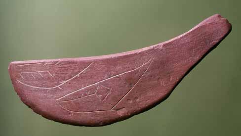 Denne skiferkniven fra yngre steinalder er funnet i Teksdal i Bjugn. Lengde 15,5 cm. De innrissede hvalene indikerer trolig at eieren har hatt et ønske om å fange og flense hval.