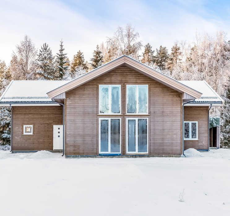 FAKTA OM EIENDOMMEN Eiendommen ligger på Jømna, kun 14 km fra sentrumskjernen i Elverum. Området består av skog- og landbruksarealer med spredt boligbebyggelse.