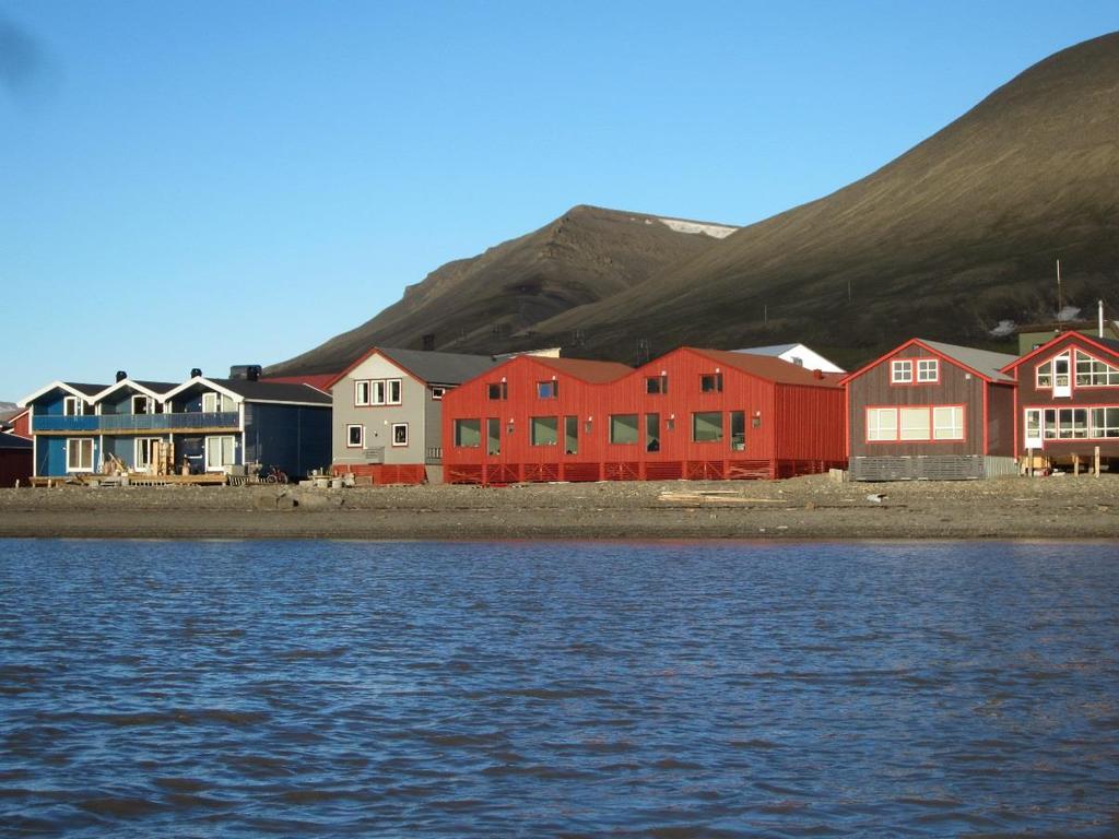 Fritidsboliger til salgs i Longyearbyen ENESTÅENDE MULIGHET FOR NYBYGGET BOLIG PÅ STRANDTOMT I LONGYEARBYEN To innflyttingsklare boliger legges ut for salg: - Fra venstre: Vei 6063 nr.