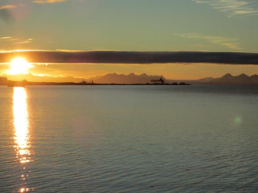 Fritidsboliger til salgs i Longyearbyen Fra stuevinduet kan du følge solas gang over Hotellneset og breene og fjellene på andre siden av Isfjorden og videre mot Reveneset og Hjorthavn.