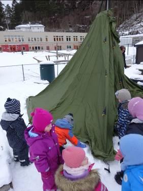 det en som sa: «Men de kan jo ikke bo i telt når det er vinter. Det er så kaldt!» Så dette måtte vi teste ut.