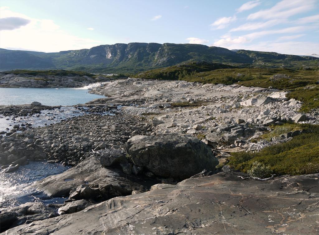 Figur 9: Innløpselvene Leiro (i bakgrunnen) og Kjeldo (forgrunn/venstre).