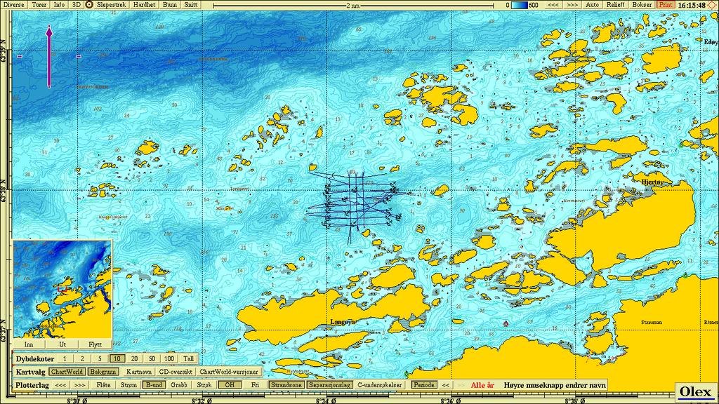 Figur 2.1.2. Oversikt over nærområdet til lokaliteten (sentralt i kartet) med kartlagt batymetri. Anlegget er inntegnet med ramme, fortøyningsliner og fôrflåte.