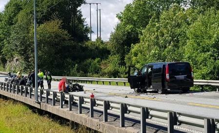 I Songdalen er 2 personer alvorlig skadd på hhv tråsykkel og MC, mens 4 er lettere skadd 3 av dem er myke trafikanter. To av ulykkene skyldes påkjørsel bakfra.