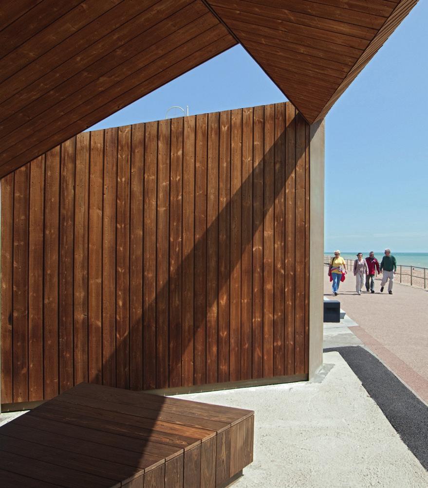 Ny strandpaviljong Kebony teknologi gir en dyp, fyldig brunfarge. Etter eksponering for sol og regn utvikles en naturlig sølvgrå patina.