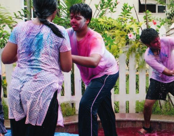 Holi er en morsom fest, der hinduene feirer at vinteren er slutt. De kaster fargepulver eller farget vann på hverandre. Holi kalles også fargefesten.