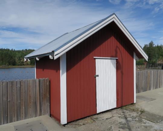 Lukehus til tidligere flomløp og er oppført midt på dammen.