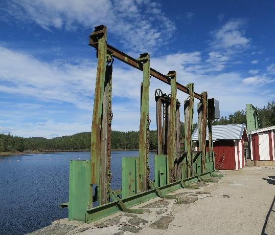 Til venstre: Sementbua sett fra vest.