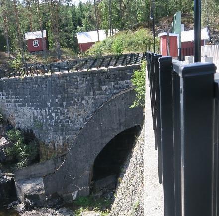 Det ble derfor bygget en tømmerbro fra dammen og over rørgata.