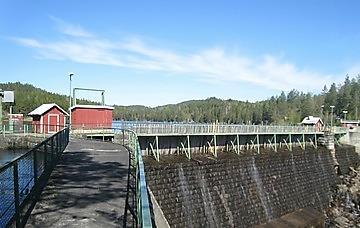 Dammen før og nå Mellom 2014 og 2016 ble dammen på Dalsfos kraftverk endret på grunn av sikkerheten.