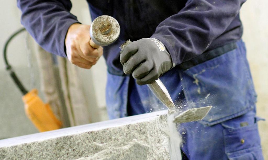 STEINRIKET FORMER STEINEN Steinriket er ledene i Norge innen produksjon og salg av et bredt sortiment av gravstein.