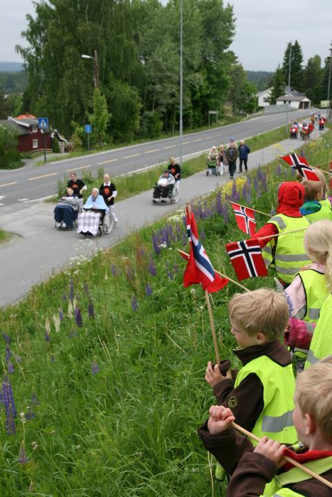 Det var god stemning med grillmat, bløtkake og musikk ved Modum toraderlag etter målgang. Oppmuntrende at ordføreren verdsetter tiltaket og foretok premieutdeling også i år!