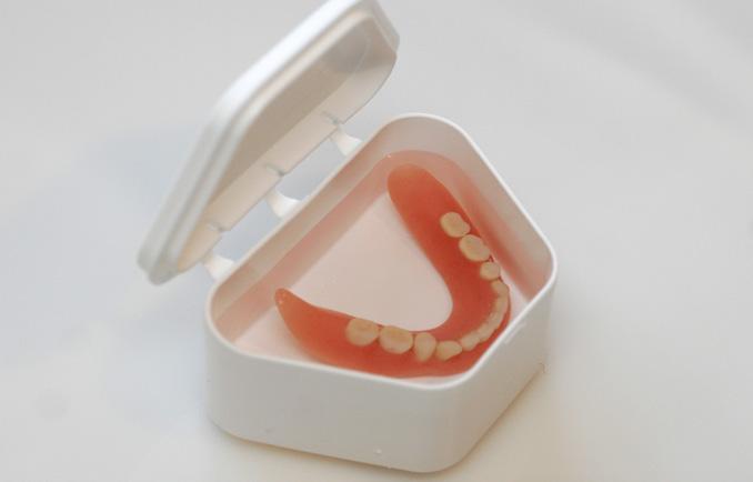 Implantatene (skruene) rengjøres 2 x daglig med en liten, myk tannbørste/elektrisk