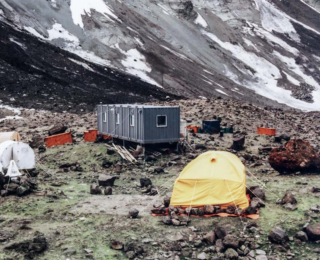 Geologi og dyreliv Bouvetøya er av vulkansk opphav, i og med at ho er toppen av ein vulkan som stikk opp