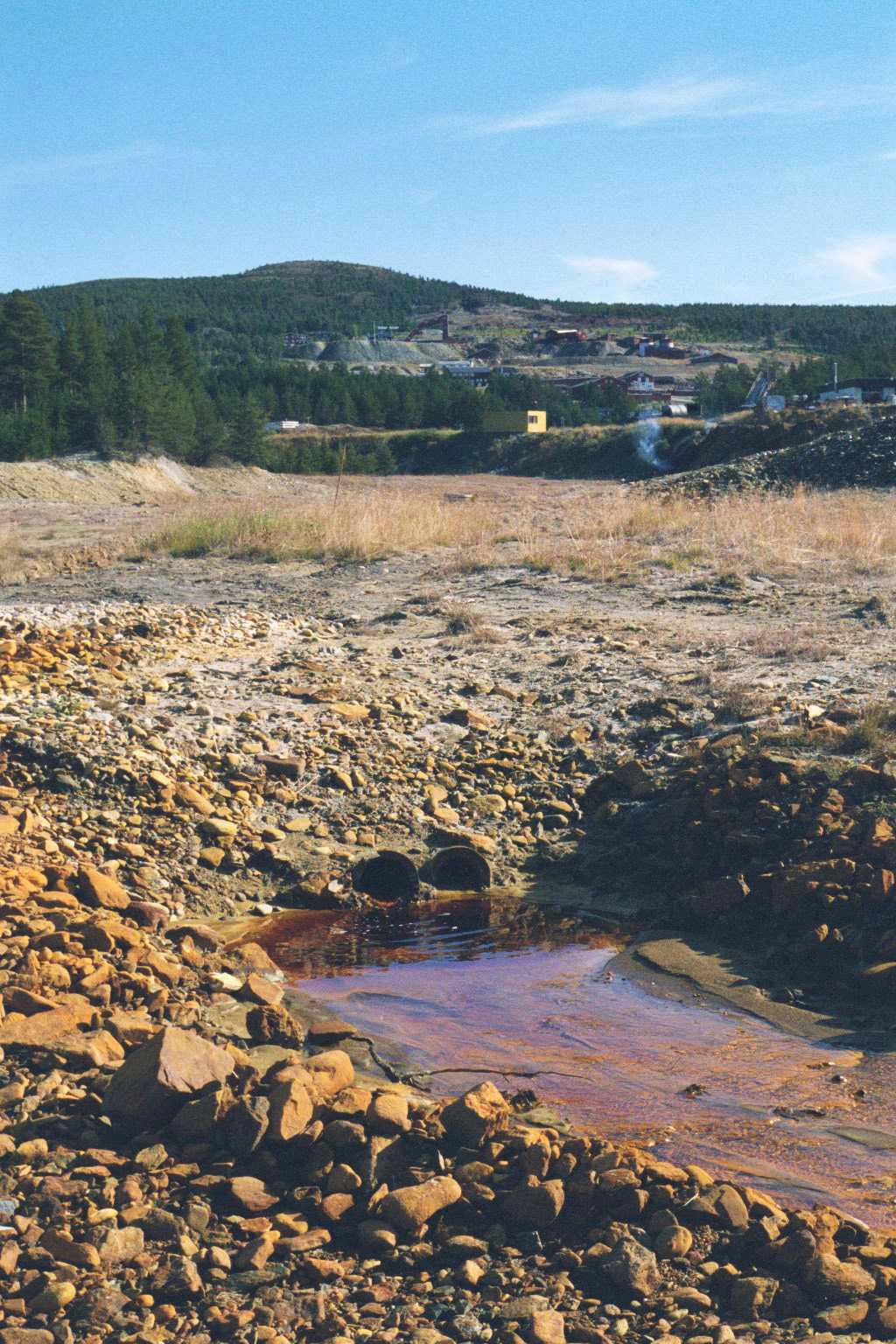 1. Innledning Norsk institutt for vannforskning har foretatt undersøkelser i Folla-vassdraget siden 1966. Undersøkelsene har omfattet hele strekningen fra gruveområdet på Hjerkinn og ned til Alvdal.