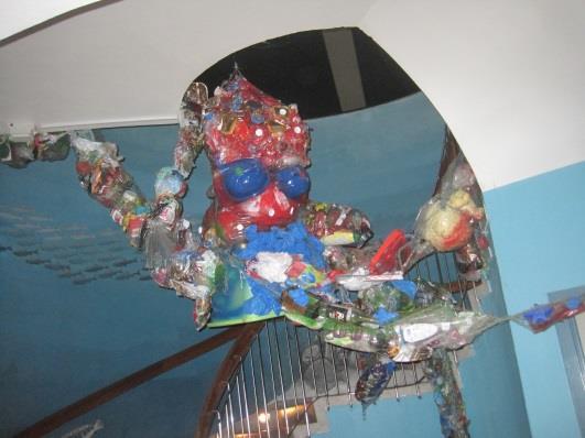 På akvariet har de hatt temaet «et hav av søppel» hvor de har laget figurer og små akvarier med ulike temaer med hva som skjer med havet, fiskene og fuglene når plast og