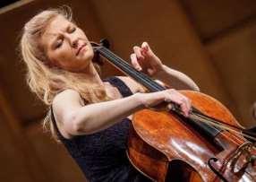 Pianisten Marina Kan Selvik har studert ved Tsjaikovskij-konservatoriet i Moskva og har allerede vunnet tallrike priser og vært solist med en lang rekke europeiske symfoniorkestre.