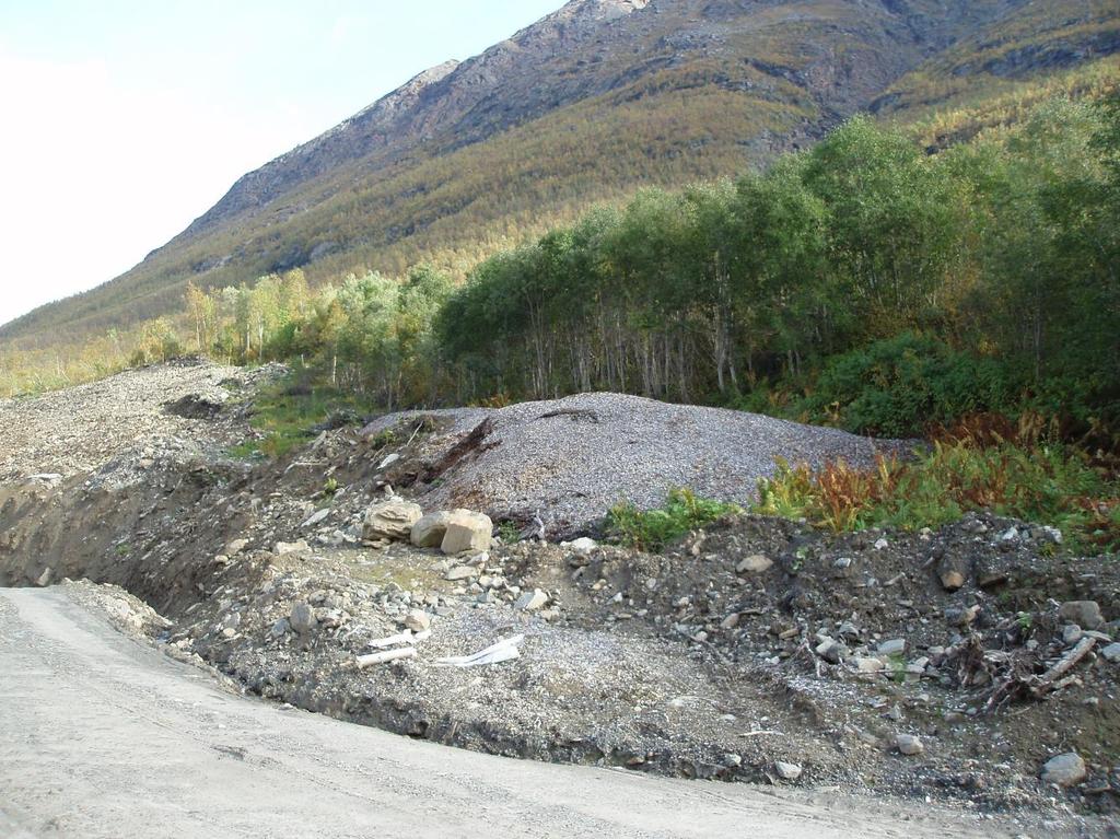 117 Fig. 4. Lavangsdalen, like sør for Fredheim. Stor flishaug ved grustak øst for E8 (lok. 2). Foto: Geir Mathiassen 05.09.2013. / Lavangsdalen, S of Fredheim.