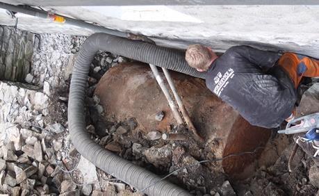 Rusten oljetank avdekkes. Foto: Marianne Bliksås Akutte lekkasjer fra oljetanker skal varsles til brannvesenet på 110. Slik fjerner eller sikrer du oljetanken 1.