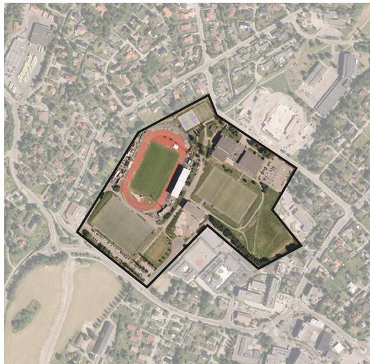 Flyfoto med område for planprogrammet SAKEN I KORTE TREKK Tidligere behandling Det foreligger flere politiske vedtak om planene for nytt Nadderud stadion. Kommunestyret vedtok 07.12.