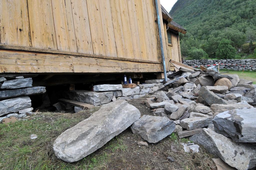 Ny grunnmur: Etablering av grunnmur med nye fundament og stabile murar. Foto: Leif Anker, Riksantikvarens arkiv.