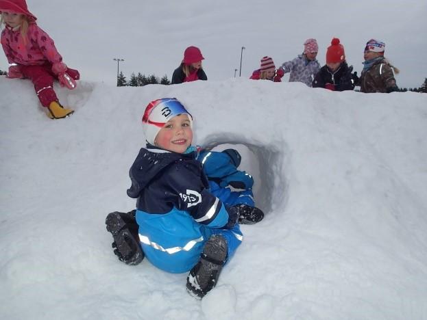 Månedsbrev fra Elgtråkket Februar 2018 Dette må vi huske i februar: 5.2: Ha med dag! 7.2: Thea fem år! 20. og 22: Assistentkurs, så disse dagene er i færre voksne på jobb.