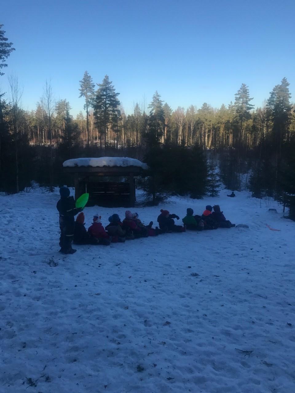 Ski og skøyter blir det nok mer av nå som vi snart skal ha tre uker i lavvoen (fra uke 6 til og med uke 8). Skiskole for storefot blir det tre ganger til og det er 5. februar, 9. februar og 12.