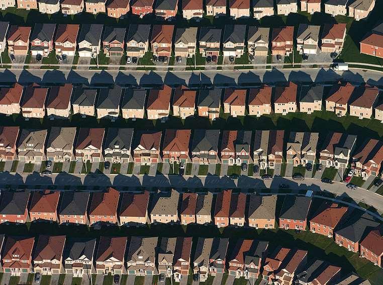 Segregasjons- og livsstilsproblemet Lewis Mumford (1961): a multitude of uniform, unidentifiable houses, lined up