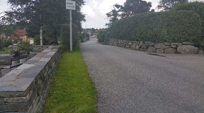 Bildet til høyre viser adkomst som ligger ved planlagt innsnevring av Kyrkjeveien i forbindelse med sykkelveien. (Foto: Google Street View).