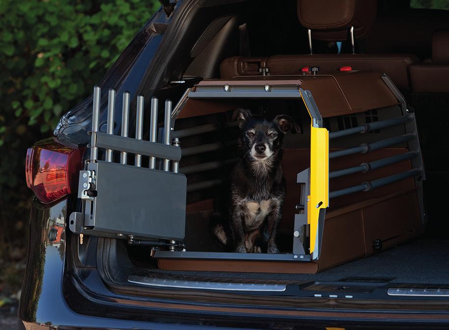 Lett justerbar for å passe dybden av bagasjerommet. Skilleveggen kan også fjernes for å gi plass til en stor hund, eller for å gi en enkelt hund mer plass.