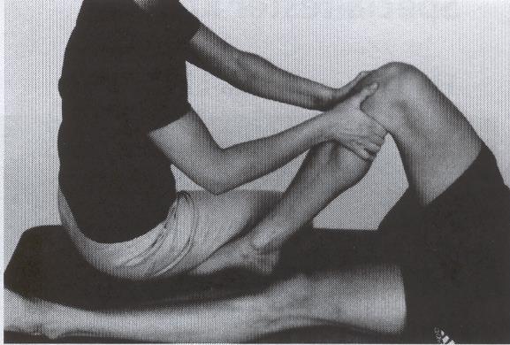 Spesialtester kne Skuffetest Tester fremre + bakre korsbånd Pasienten ryggliggende, 90º i kneledd. Underben dras og skyves anterior og posteriort.