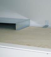 Spaltene på toppen, mellom veggene i rommet og veggene på skapet, må tettes for å hindre at varm luft siger ned igjen bak skapet slik at aggregatet suger inn igjen sin