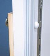 12. Skru veggskinnene for innredningen fast med 4 x 30 mm skruer i forborede hull på bakveggen. Skruhullene på skinnene skal vende inn mot midten av veggen.