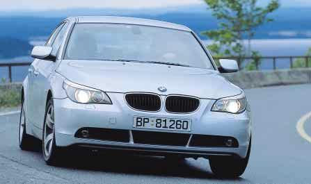 BMW 520i FØRERPLASS God ergonomi, robust både i design og materialvalg og gjennomført design. PLASS Masse plass både til folk og bagasje, nedfellbart baksete an-befales.